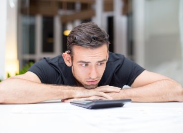 Cuando una persona enfrenta una deuda, es común recibir llamadas o mensajes de cobranza.