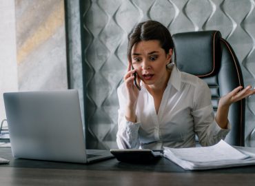 Para saber si puedes presentar una denuncia, primero debes identificar cuándo una llamada de cobranza rebasa los límites.