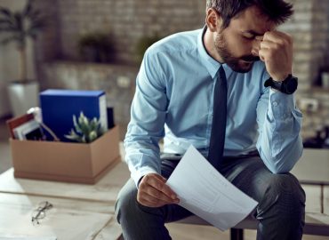 La falta de comunicación con las instituciones financieras suele agravar la situación.