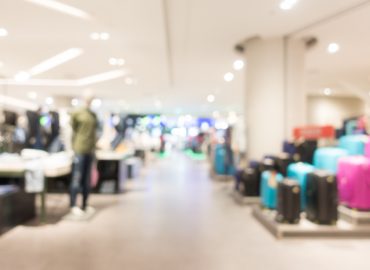 Tener deudas en una tienda departamental puede generar presión financiera.