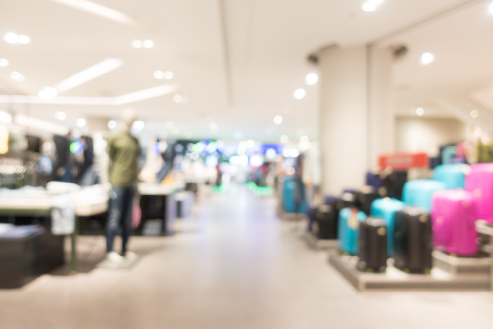 Tener deudas en una tienda departamental puede generar presión financiera.