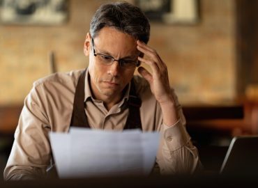 Negociar descuentos en una deuda es una alternativa que algunas personas consideran cuando sus compromisos financieros se vuelven difíciles de manejar.