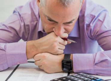 La reestructuración de deuda consiste en renegociar con los acreedores aspectos como plazos, tasas de interés o montos de pago.